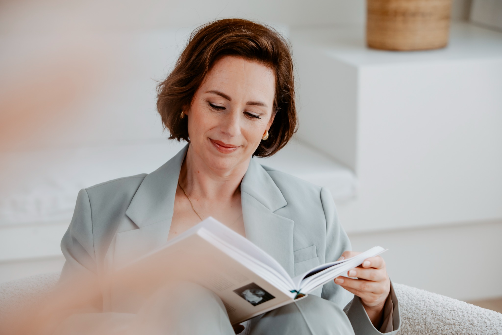 Manon Rijkers leest rustig in een boek